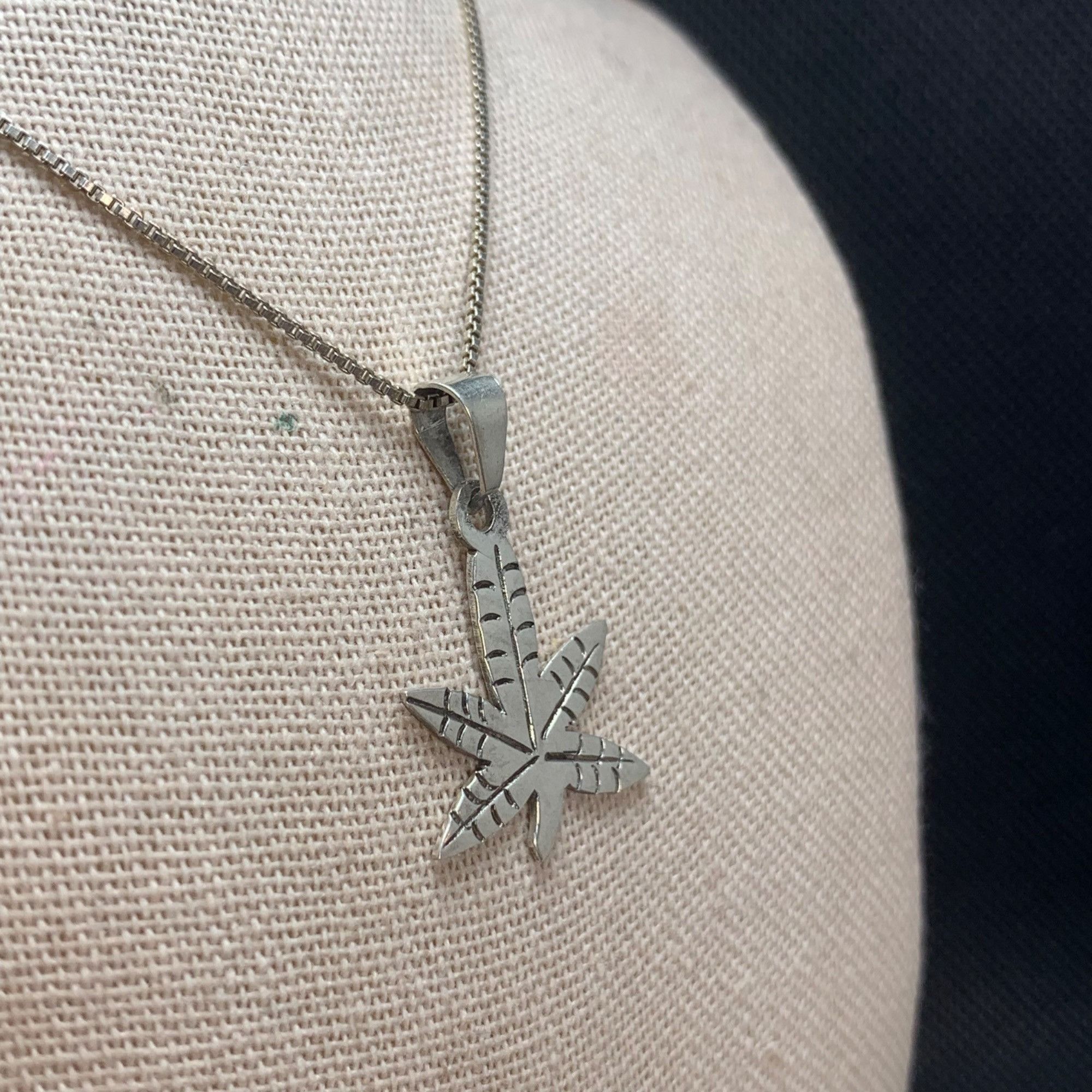 Vintage Vintage Sterling silver 925 Hemp Leaf Pendant 18" Box Chain Size ONE SIZE - 3 Thumbnail