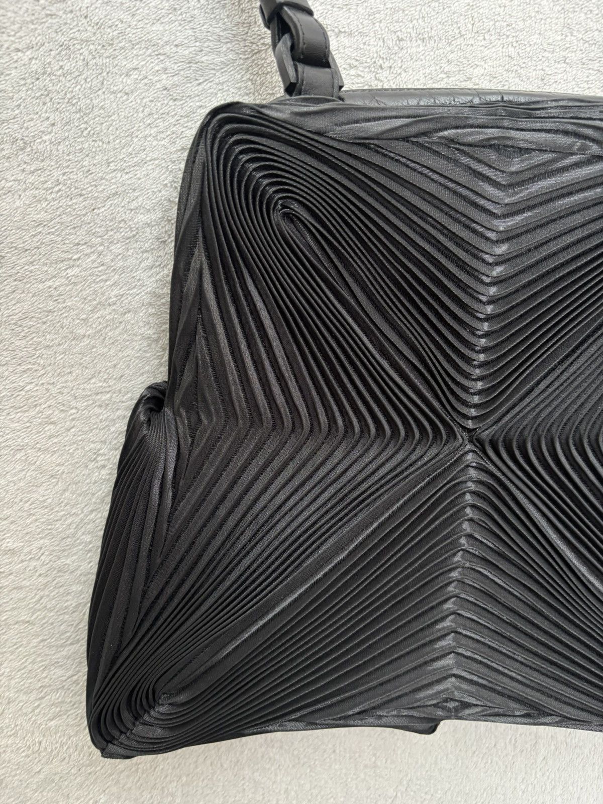 Issey Miyake Issey Miyake Meteorite Sling Bag Size ONE SIZE - 7 Thumbnail