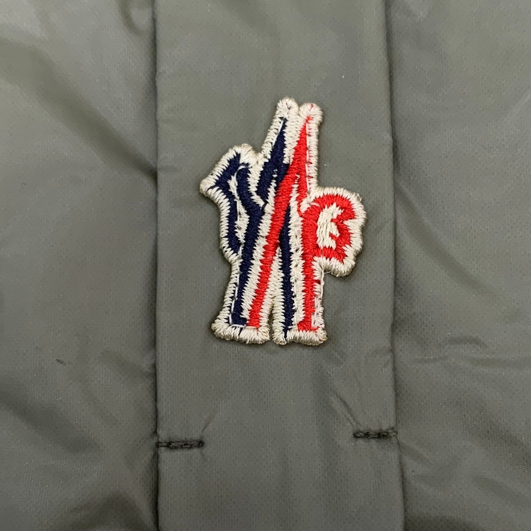 Moncler [Moncler] Military Green Embroidered Logo Notch Lapel Down V Size US L / EU 52-54 / 3 - 3 Thumbnail