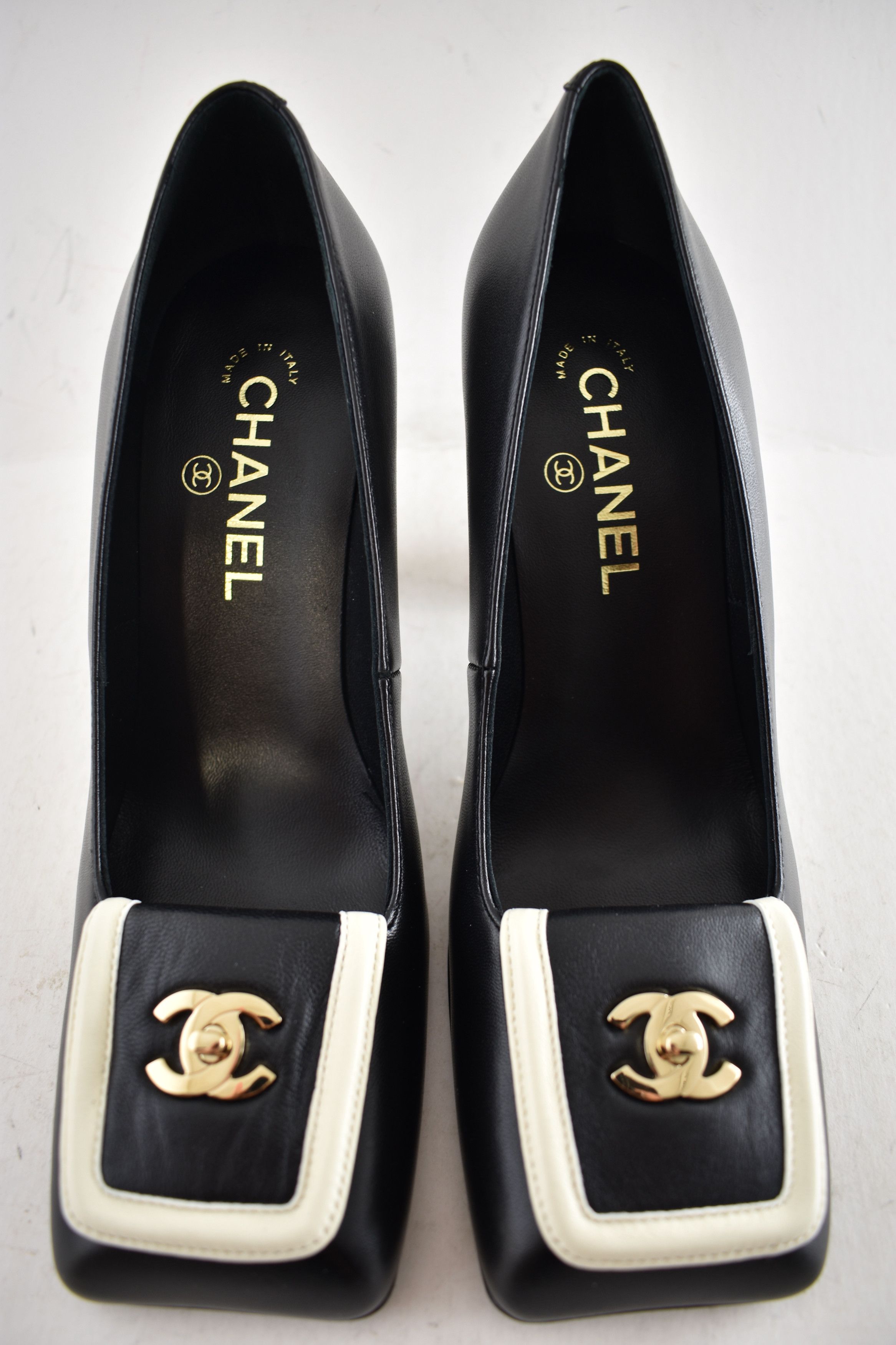 Chanel 26S Blazy White Square Toe Turnlock CC Block Heel Pump 40 Size US 10 / IT 40 - 17 Thumbnail