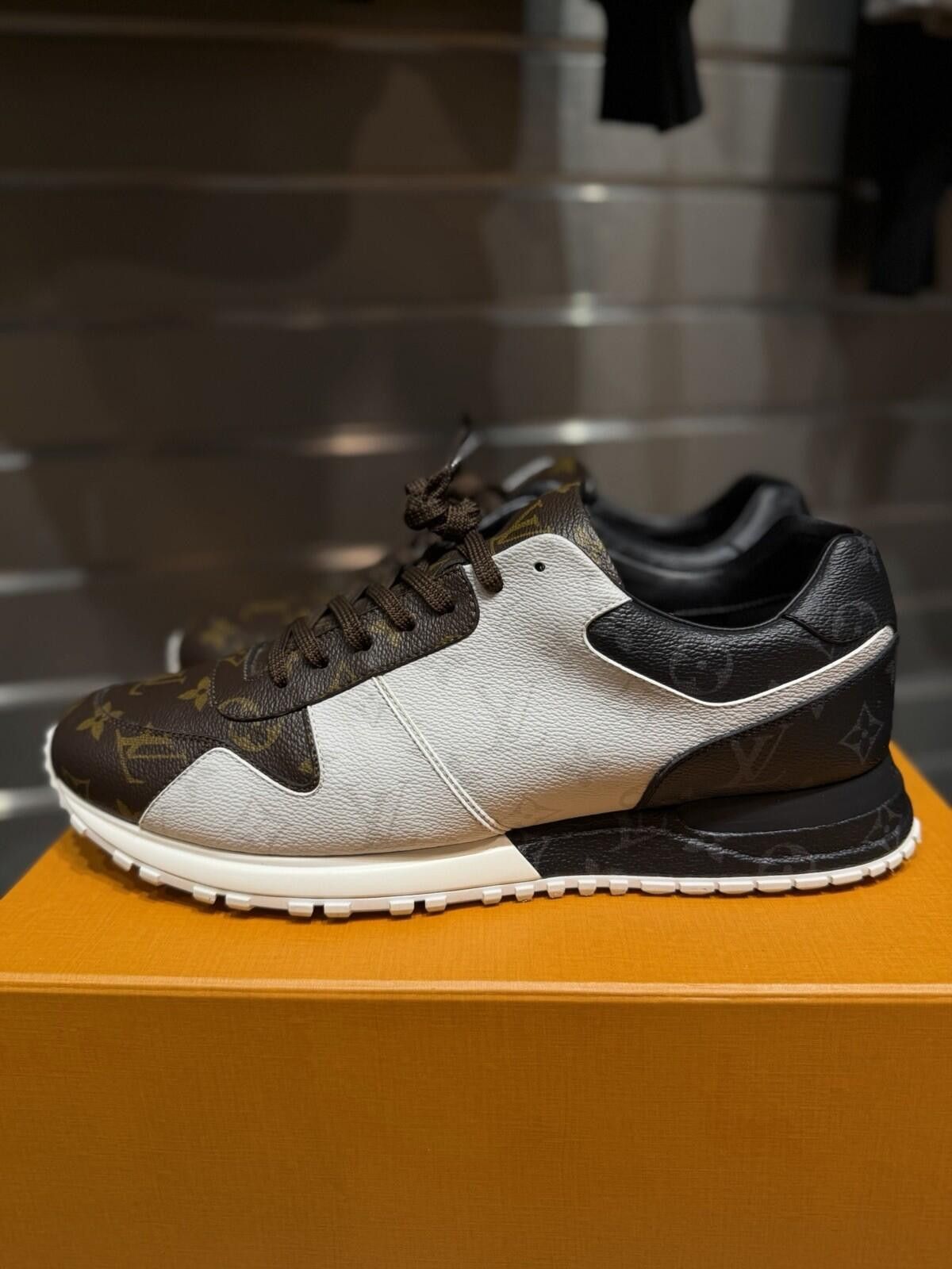 Louis Vuitton Size 10.5LV/11.5US Louis Vuitton Runaway Trainer Monogram Size US 11.5 / EU 44-45 - 4 Thumbnail