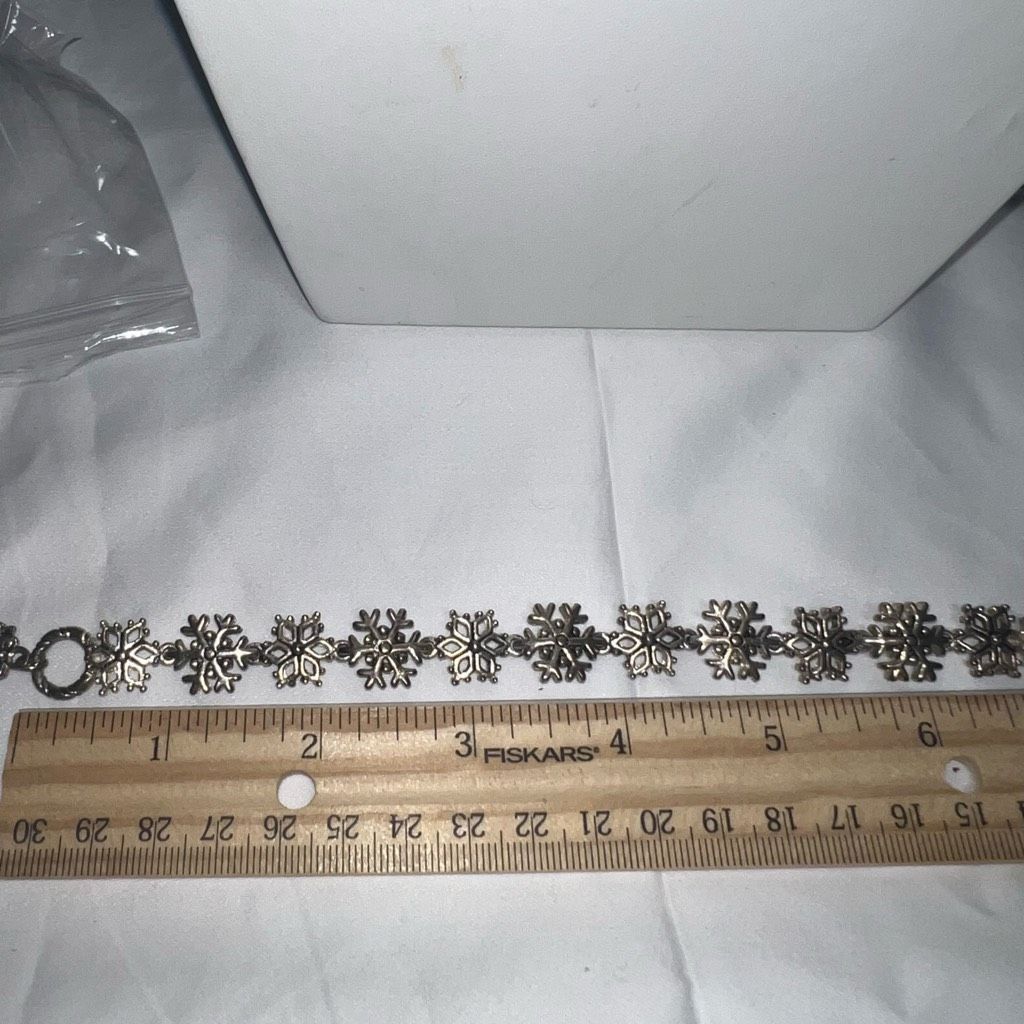 Vintage Vintage Silver Tone Snowflake Magnetic closure Wreath Charm Size ONE SIZE - 5 Thumbnail