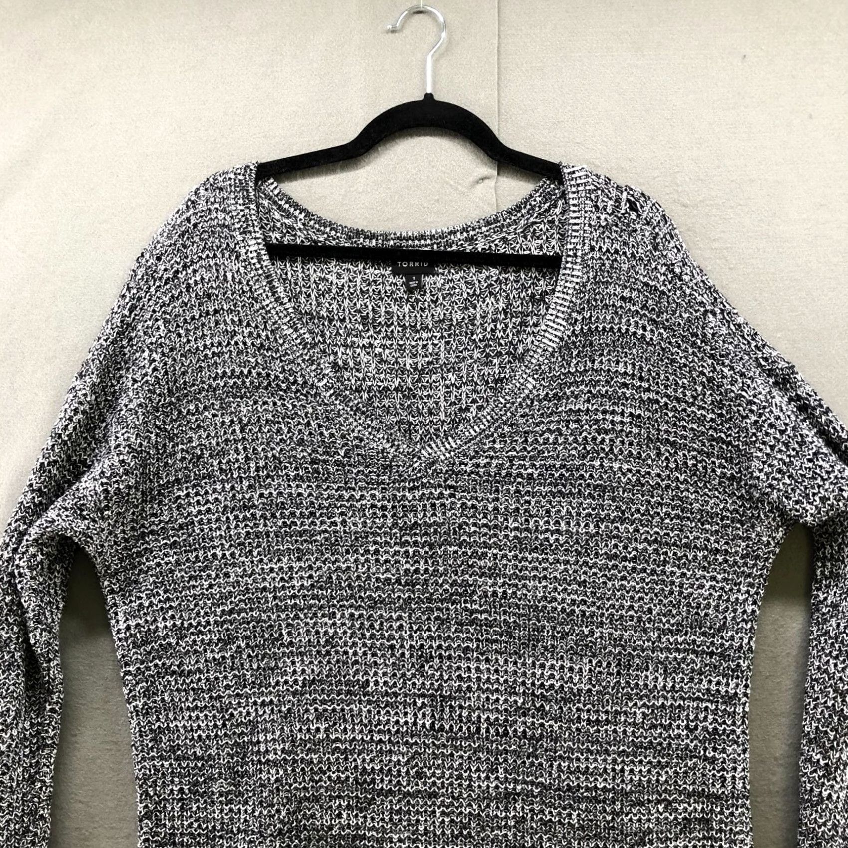 Torrid Torrid Gray Knit V-Neck Sweater Tunic Top Womens 1X Cotton Blend Pullover Long Sleeve Casual 1X Womens Sweater Gray Knit V-Neck Torrid Size XL / US 12-14 / IT 48-50 - 3 Thumbnail