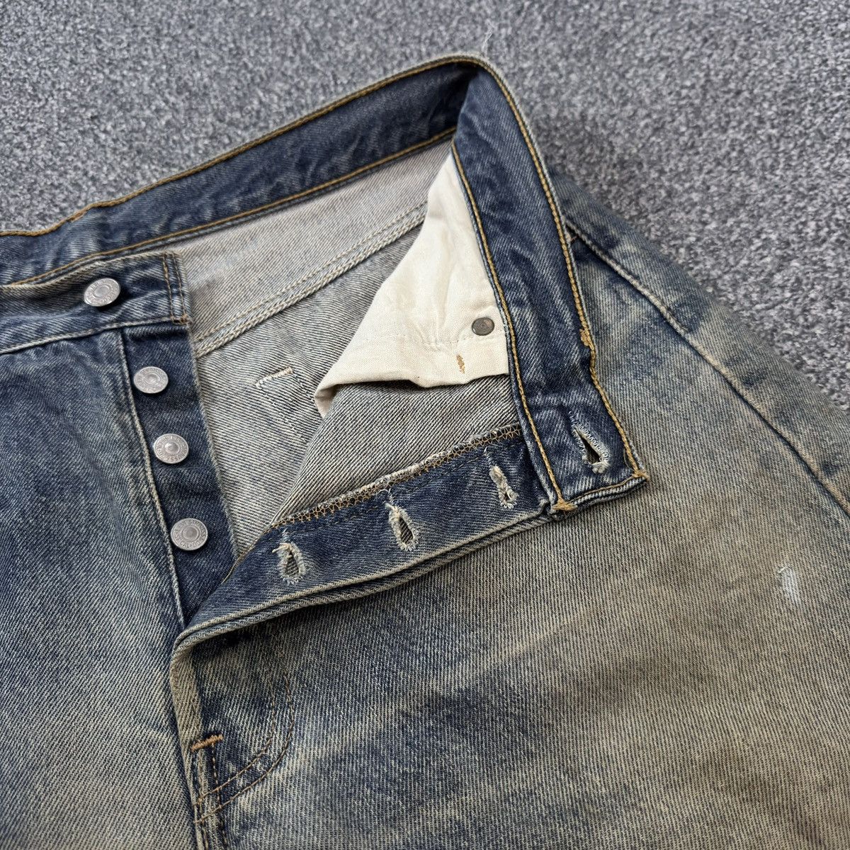 Levi's Vintage Clothing 🇺🇸 Vintage 1997 Levis 501 Super Distressed Dirty Washed Denim Size US 33 - 14 Thumbnail