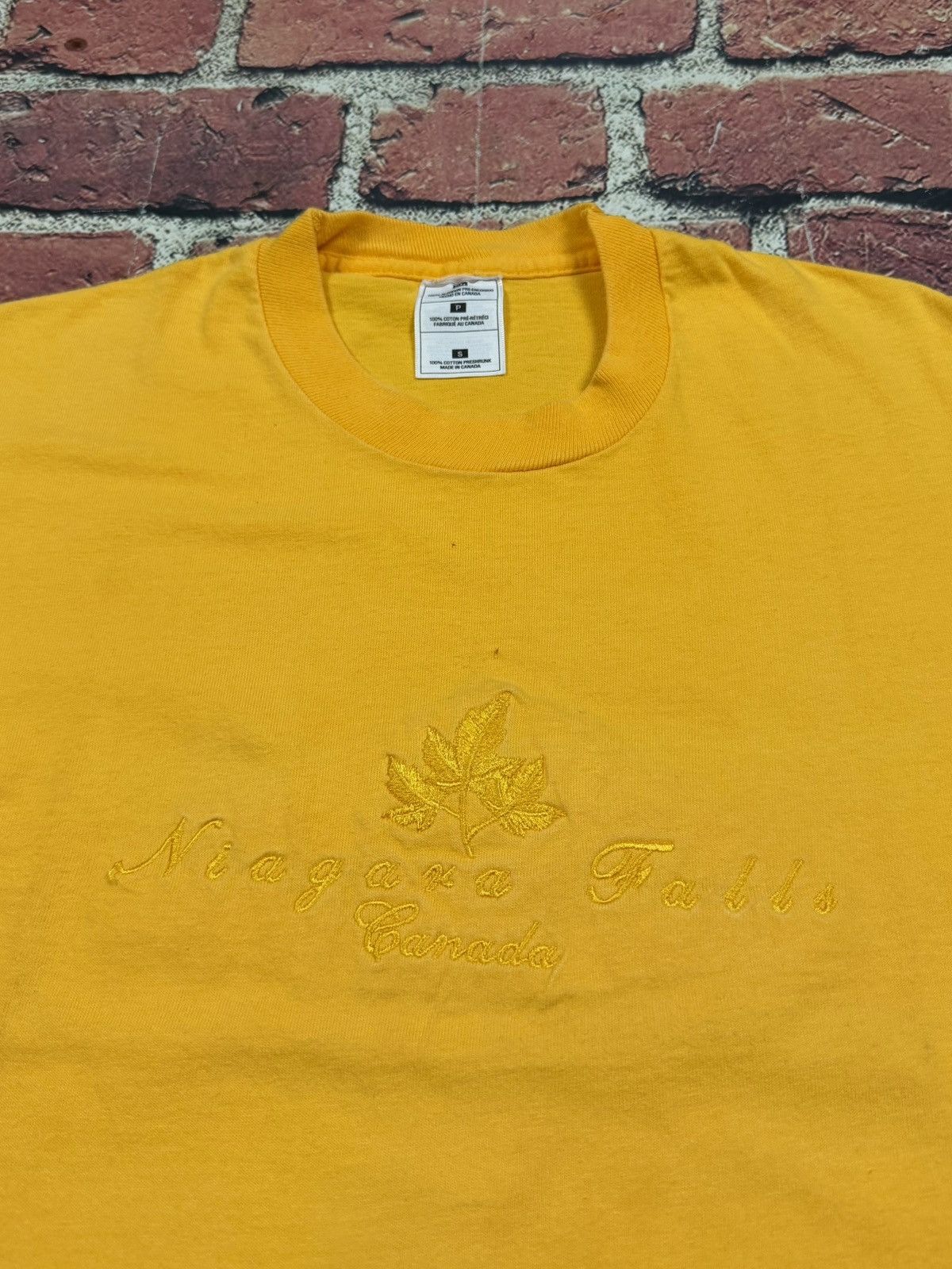 Fruit Of The Loom Vintage Niagara Falls Canada Maple Leaf Single Stitch Tee Size US S / EU 44-46 / 1 - 1 Thumbnail