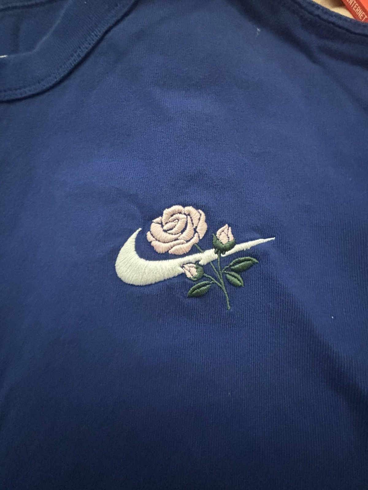 Nike The Nike Tee - Embroidered Rose Size US M / EU 48-50 / 2 - 2 Thumbnail