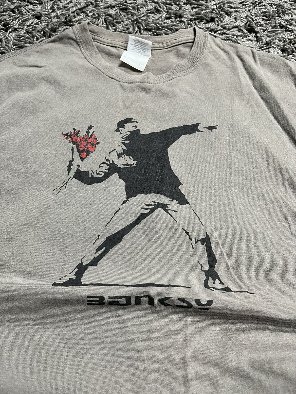 Gildan Banksy "Flower Thrower" Street Art Graphic T-Shirt Size US M / EU 48-50 / 2 - 3 Thumbnail