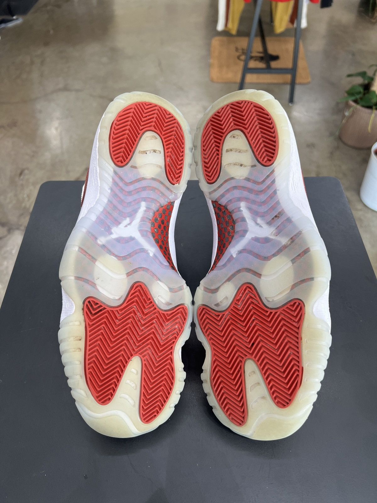 Jordan Brand Air Jordan 11 Cherry Sz. 10 (2022) Size US 10 / EU 43 - 8 Thumbnail