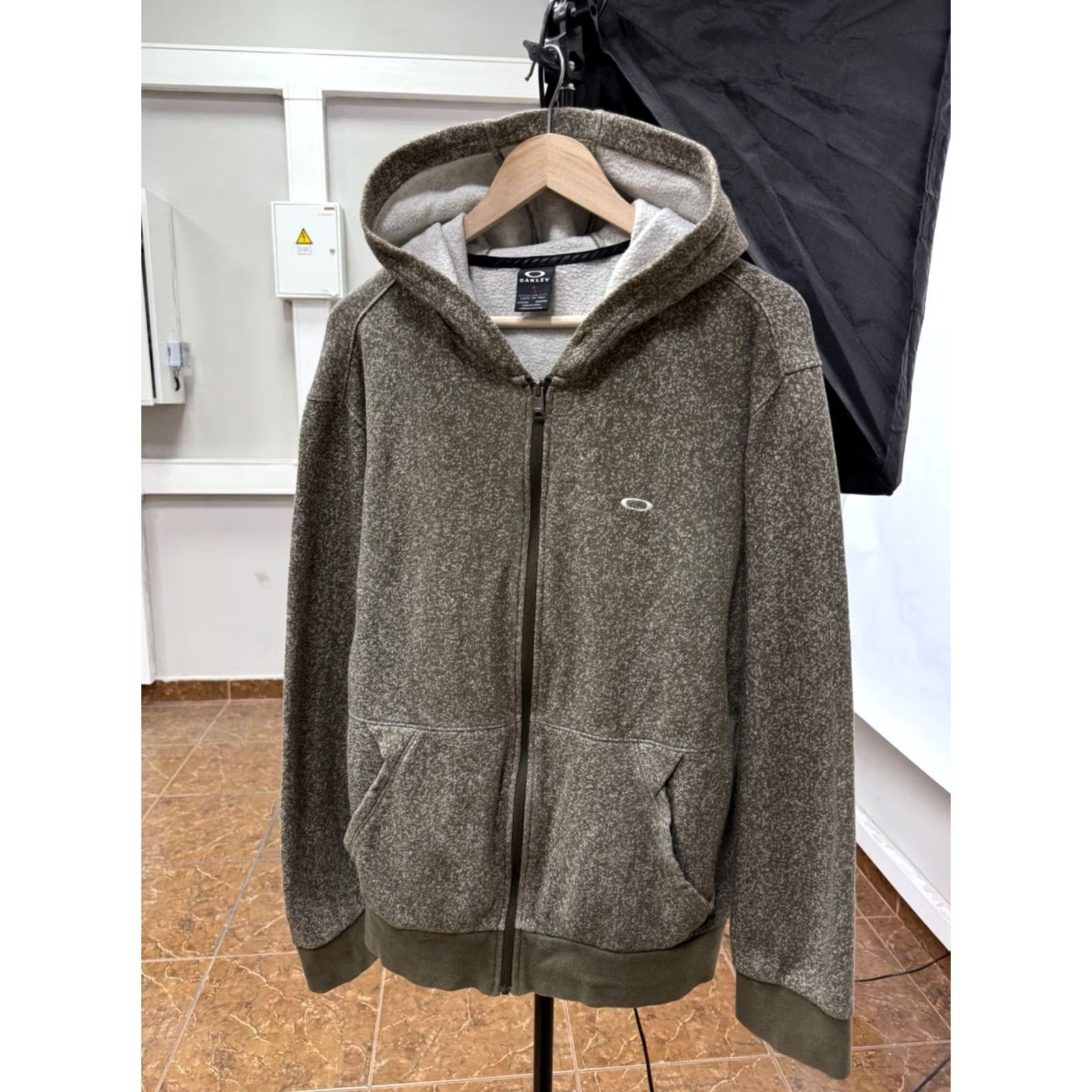 Oakley VINTAGE Oakley Hoodie Mens L Khaki Y2K Camouflage Military Style Rare Size Size US L / EU 52-54 / 3 - 2 Thumbnail