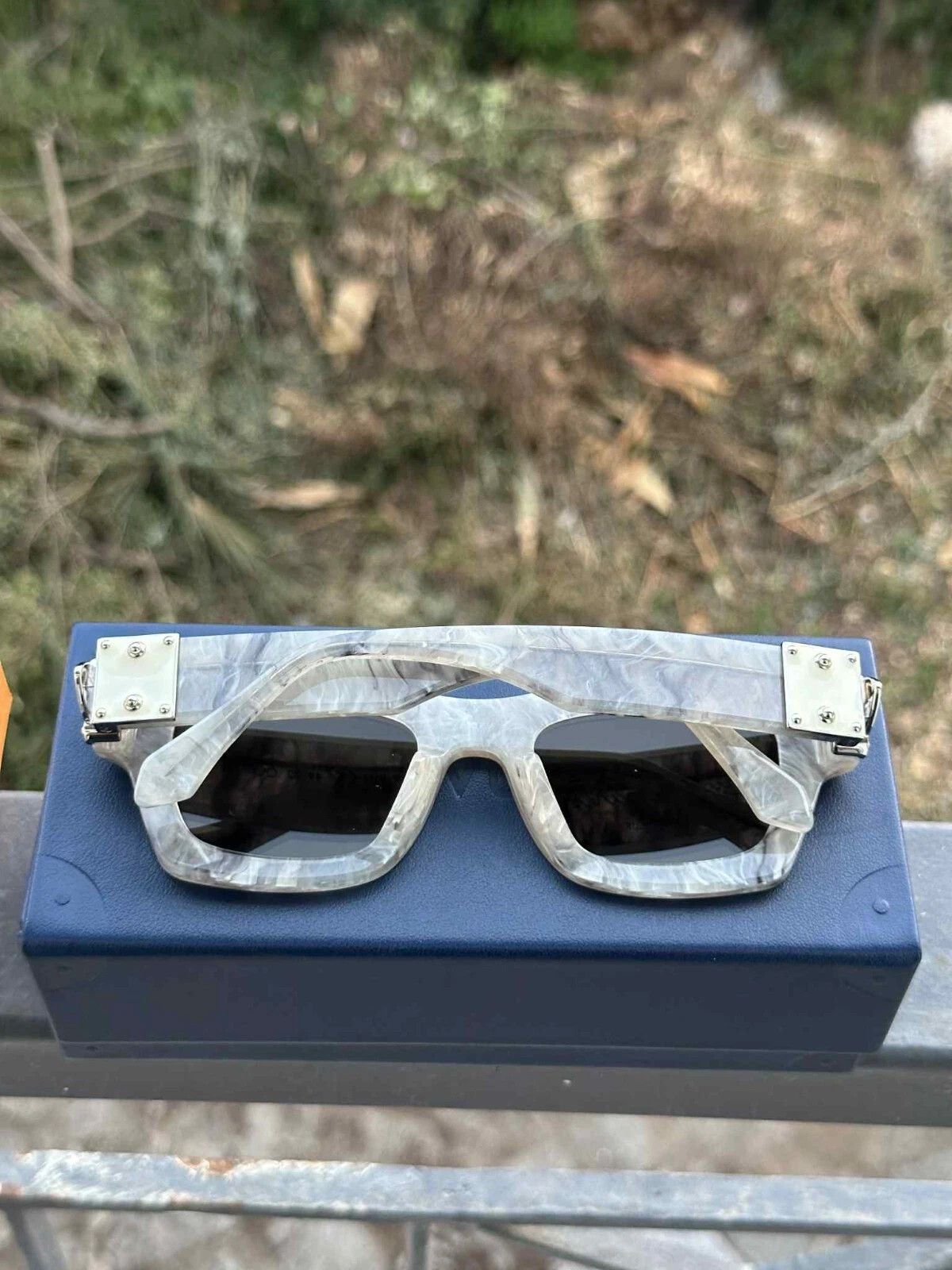 Louis Vuitton Louis Vuitton Z1245E Charleston Marble Sunglasses Size ONE SIZE - 4 Thumbnail