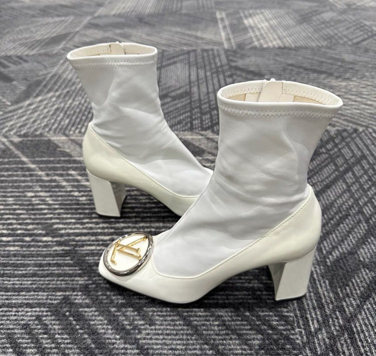 Louis Vuitton Louis Vuitton Classic Large Logo Ankle Boots J42 Size US 6 / IT 36 - 4 Thumbnail