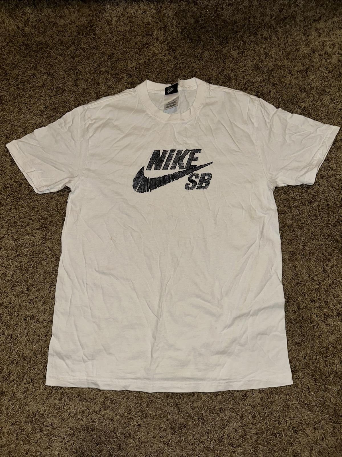Nike Vintage Nike SB Logo Skate T-Shirt 2011 Size US M / EU 48-50 / 2 - 1 Thumbnail