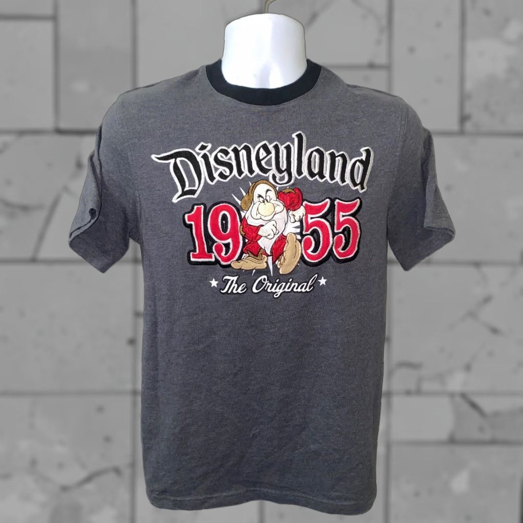 Vintage DisneyParks T-Shirt Mens Gray Short Sleeve Embroidered Size S Size US S / EU 44-46 / 1 - 1 Thumbnail