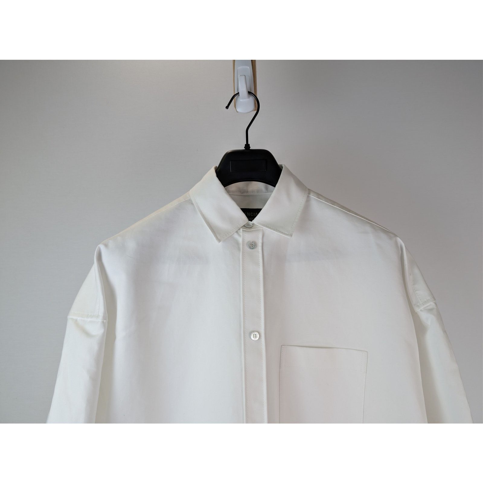 Balenciaga o1rshd1 Cotton Poplin Long-Sleeved Outerwear Shirt in White Size US XS / EU 42 / 0 - 3 Thumbnail
