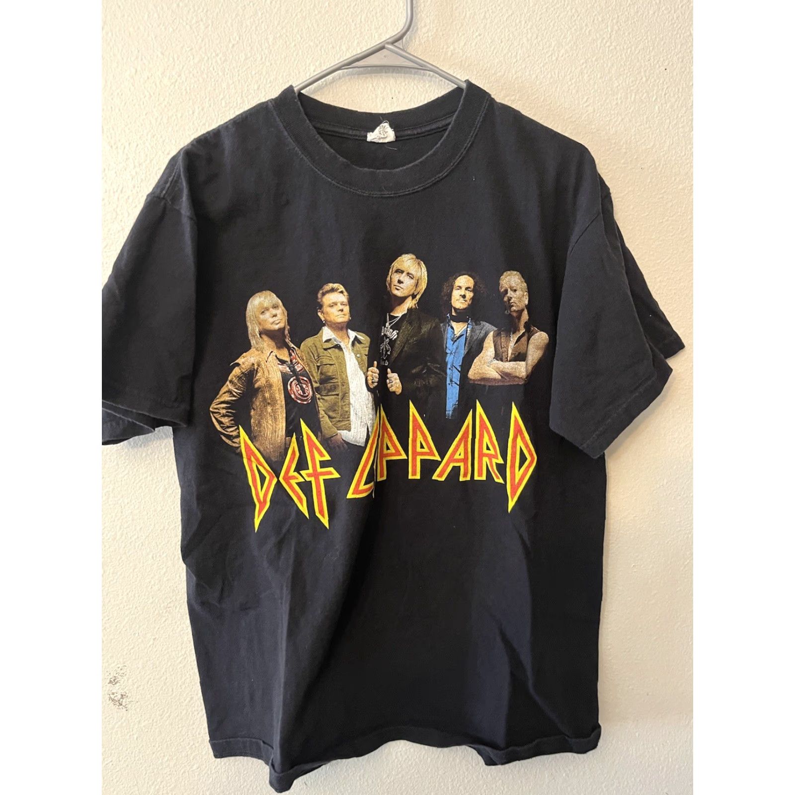 Hanes vintage Def Leppard rock & roll t-shirt Hanes heavyweight black Large Handed to Men Size US L / EU 52-54 / 3 - 2 Thumbnail