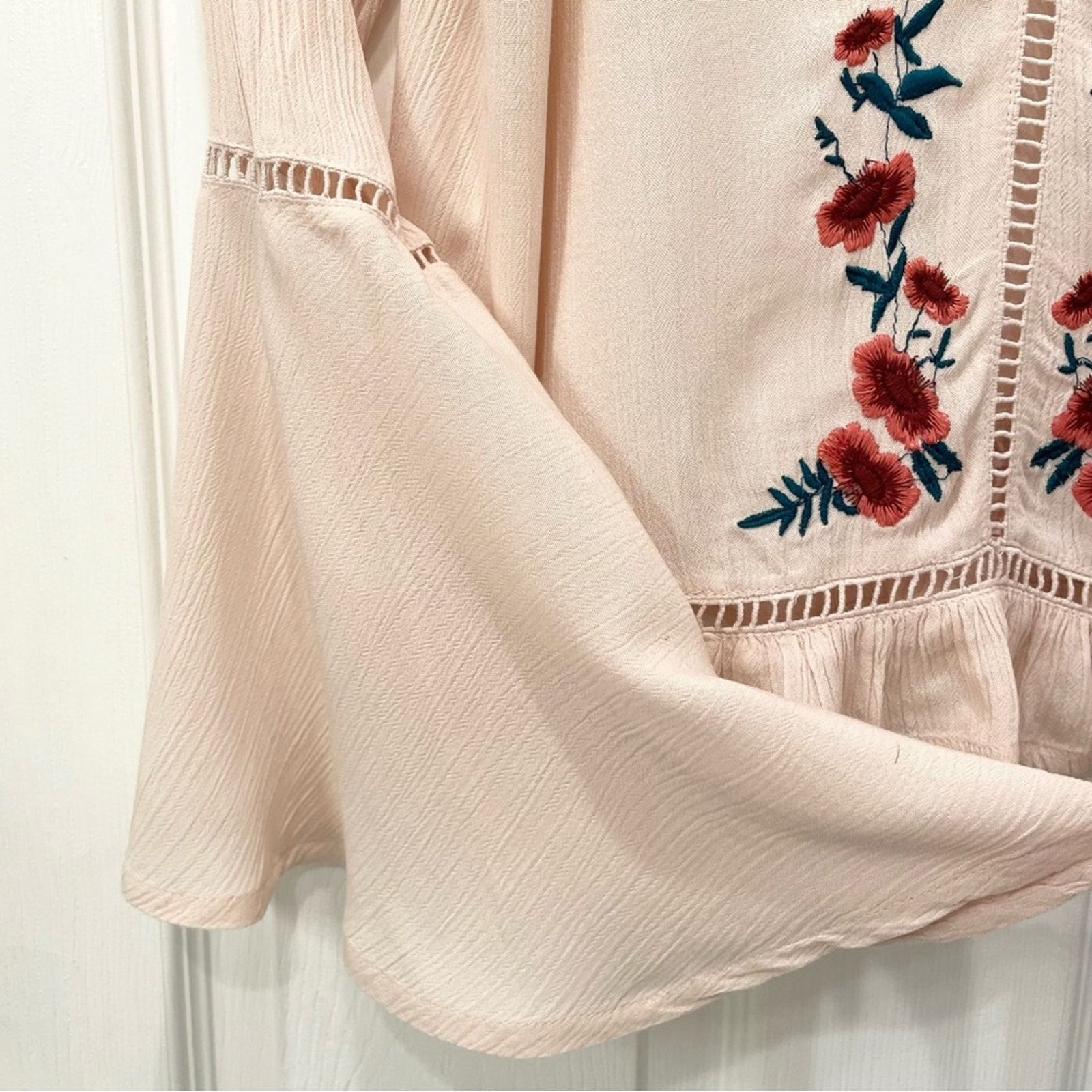 Guess Guess Cold Shoulder Embroidered Shirt XS Size XS / US 0-2 / IT 36-38 - 7 Thumbnail