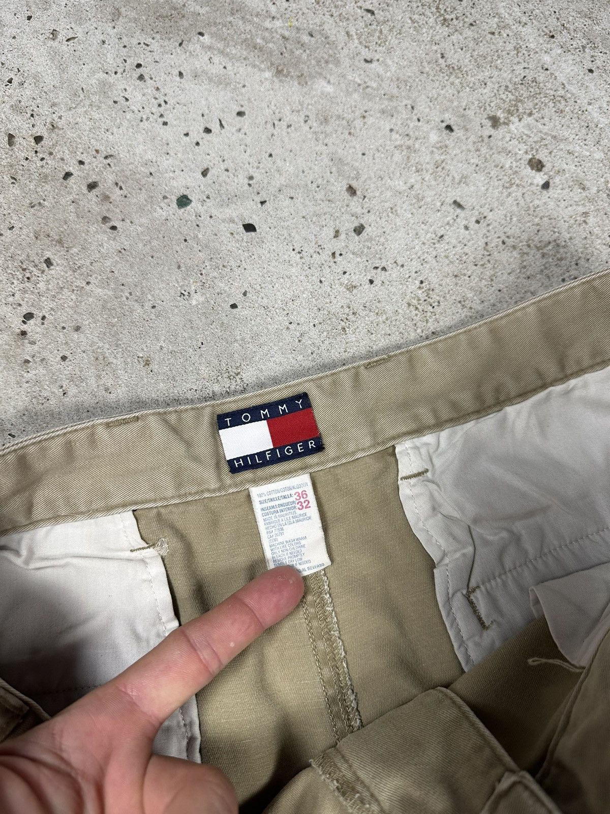 Tommy Hilfiger × Vintage Vintage Y2K Tommy Hilfiger Beige Baggy Cargo Pants Size US 33 - 10 Thumbnail