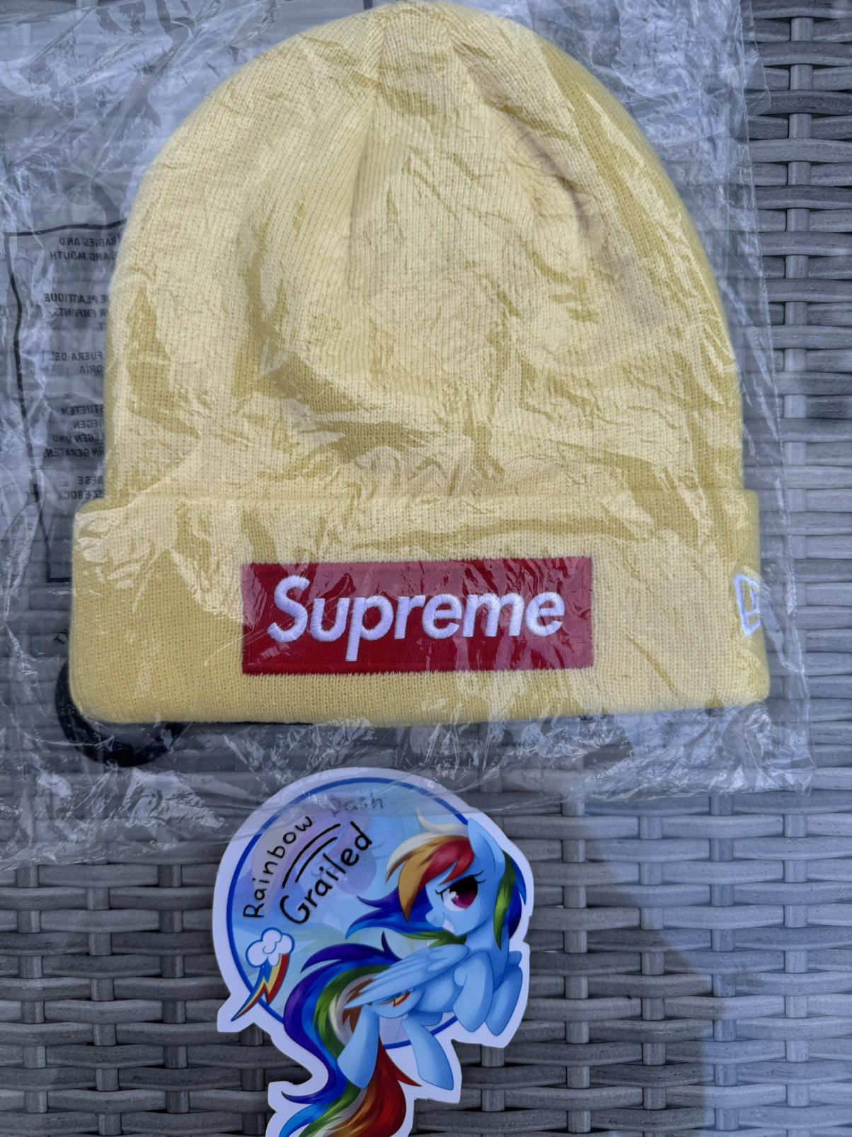 New Era × Supreme FW22 Supreme Box Logo Beanie Pale Yellow Size ONE SIZE - 1 Thumbnail