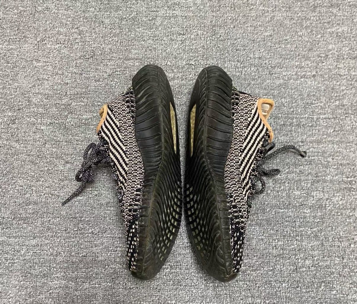 Yeezy YEEZY 350 V2 Black & Red Block Running Shoes J16 Size US 6.5 / EU 39-40 - 2 Thumbnail