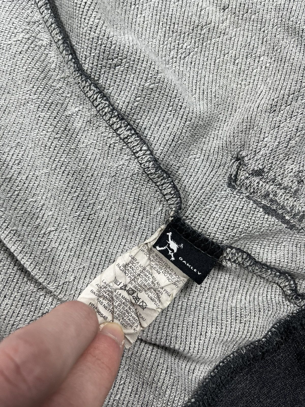 Vintage Vintage Y2K Oakley trashed zip hoodie outdoor style size S Size US S / EU 44-46 / 1 - 9 Thumbnail