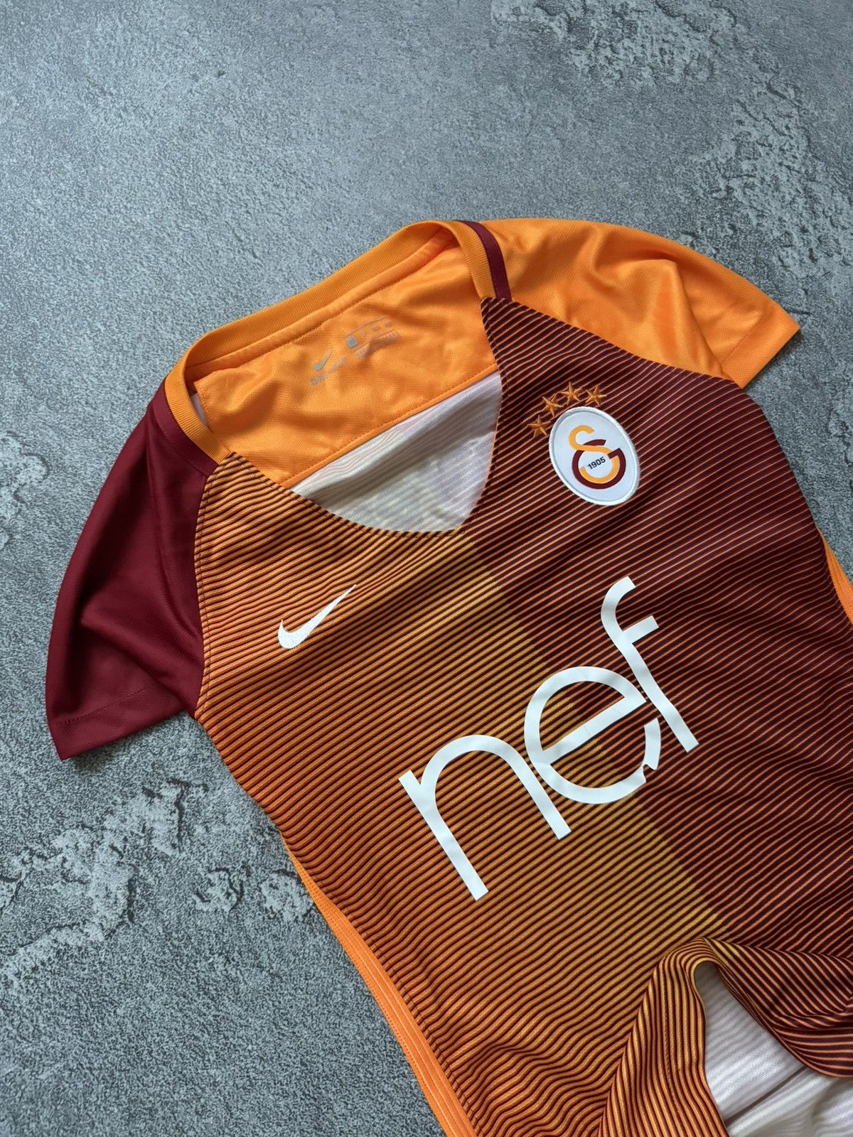 Nike × Vintage Nike galatasaray Wmns XS home jersey tee T-shirt 777112-630 Size XS / US 0-2 / IT 36-38 - 2 Thumbnail
