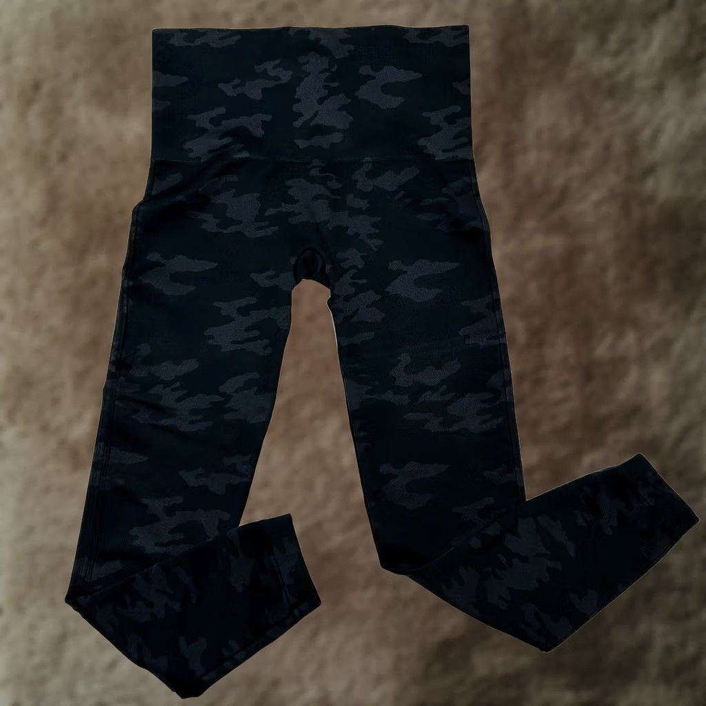 Spanx Spanx Look At Me Now Seamless Camo Leggings Black/Green XL Womens Leggings Camouflage Seamless Nylon Spandex 26in Inseam High Rise Size 40" / US 18 - 1 Thumbnail