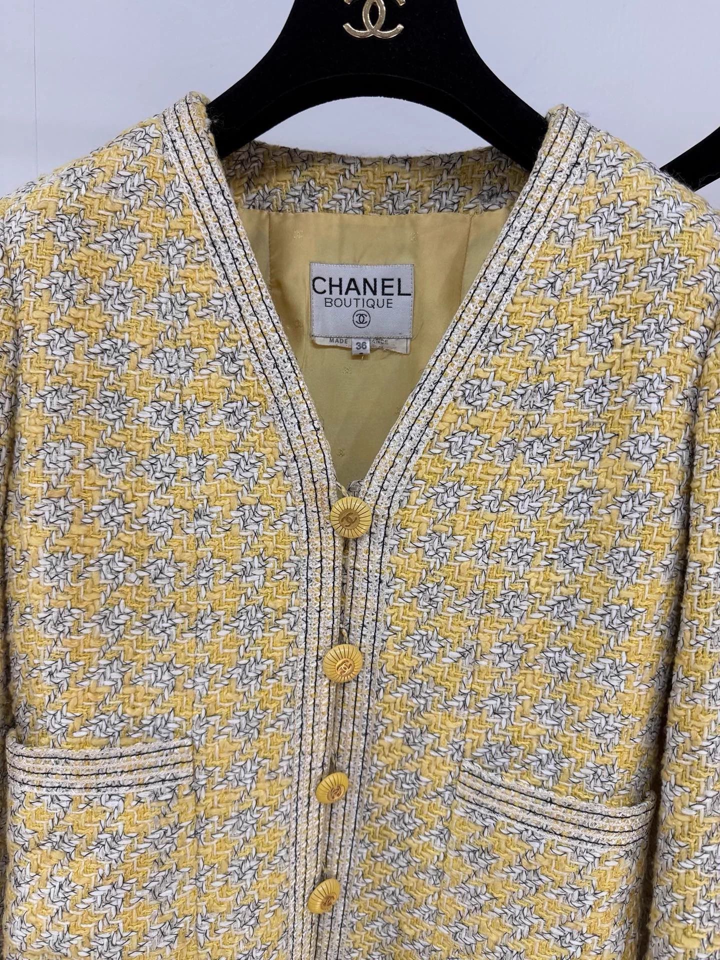 Chanel Chanel 93 Runway Wool Yellow Daisy Button Set Size XS / US 0-2 / IT 36-38 - 4 Thumbnail