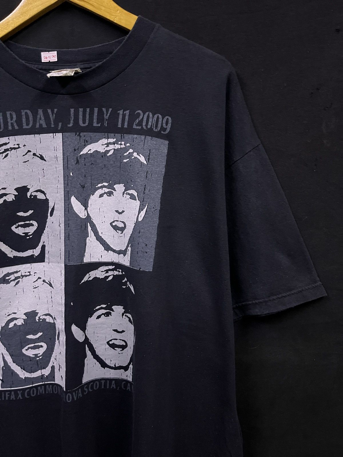 Band Tees VINTAGE 2009 THE BEATLES BAND CONCERT TSHIRT Size US XL / EU 56 / 4 - 2 Thumbnail
