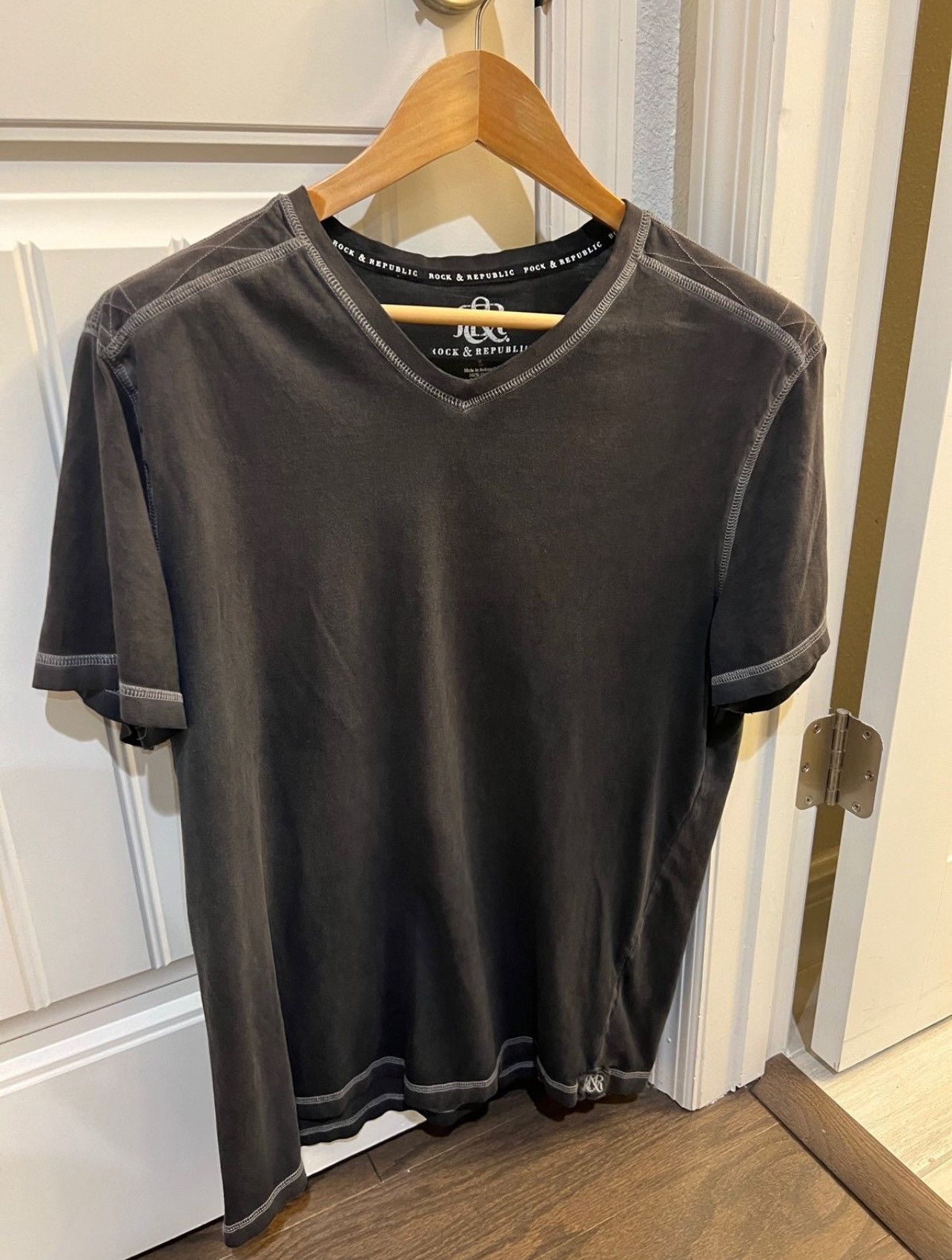 Rock & Republic Vintage Rock & Republic Men's Large Distressed Gray V-Neck Size US L / EU 52-54 / 3 - 2 Thumbnail