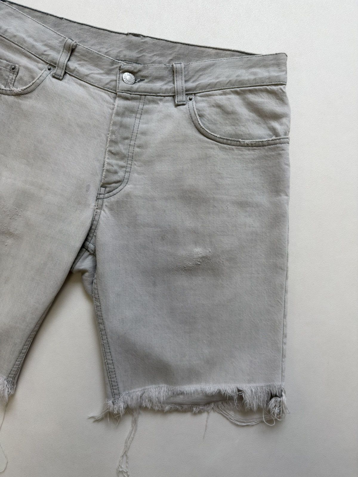 Helmut Lang OG ‘Thrashed’ Gray Cut Off Jean Shorts Size US 32 / EU 48 - 7 Thumbnail
