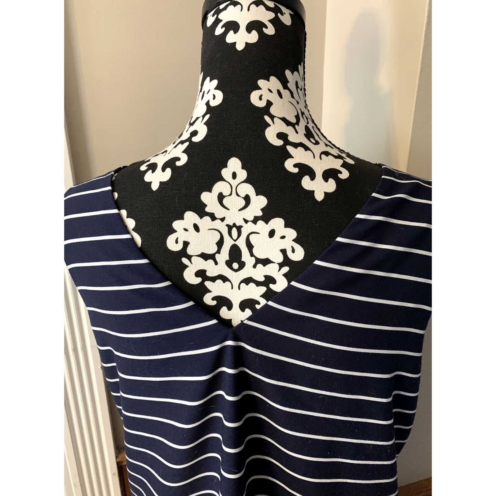 Banana Republic Womens Banana Republic Tank Top Sleeveless Navy/White Blouse Shirt SZ M Navy/White Striped Nautical V-Neck Womens Bag/Bloomers? Size M / US 6-8 / IT 42-44 - 4 Thumbnail