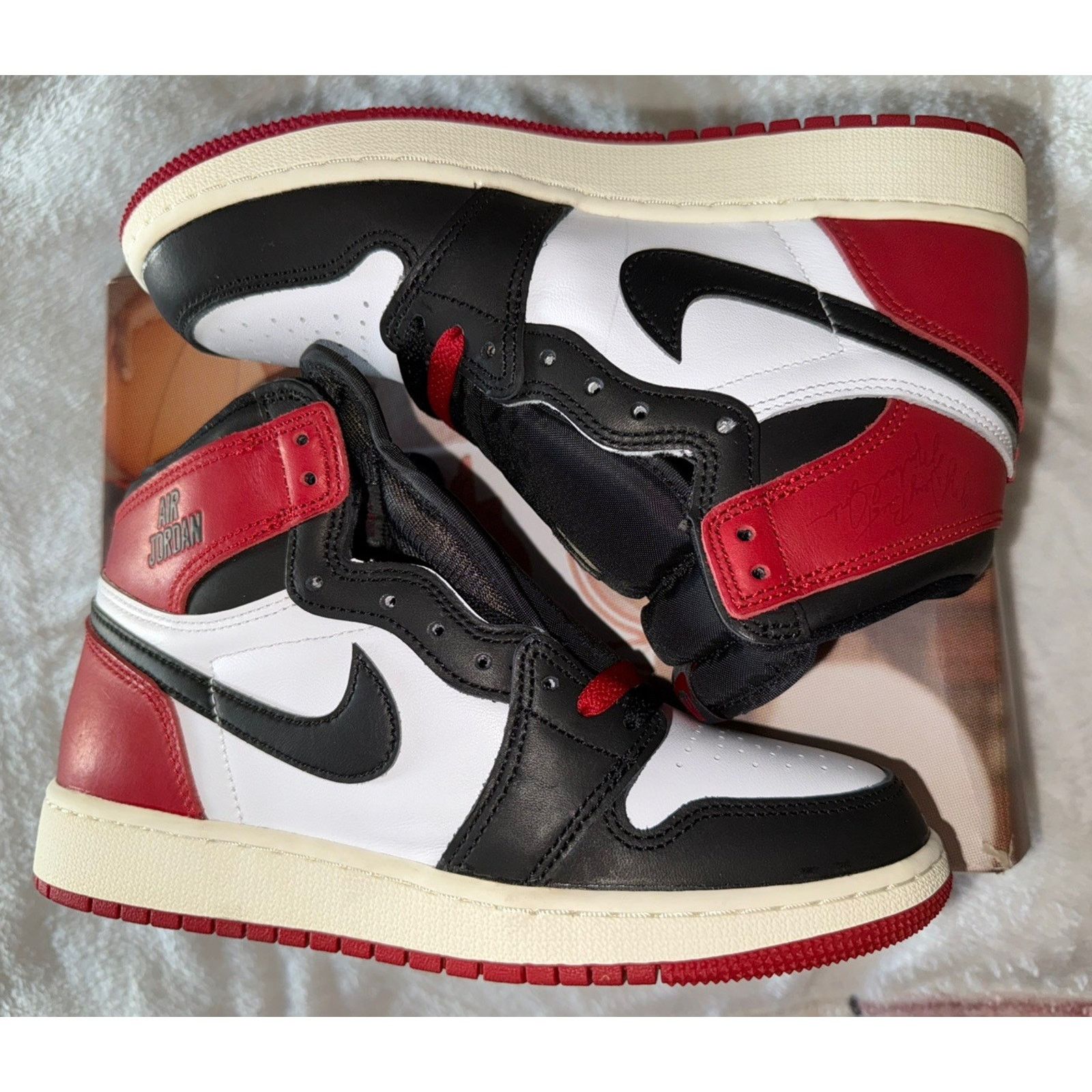 Jordan Brand Nike Air Jordan 1 Retro High OG GS Black Toe Reimagined 6 Y Size US 6 / EU 39 - 1 Thumbnail