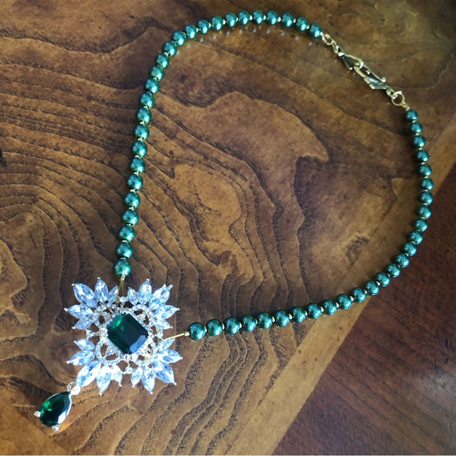 Handmade Handcrafted repurpose emerald cluster Pearl necklace Size ONE SIZE - 11 Thumbnail