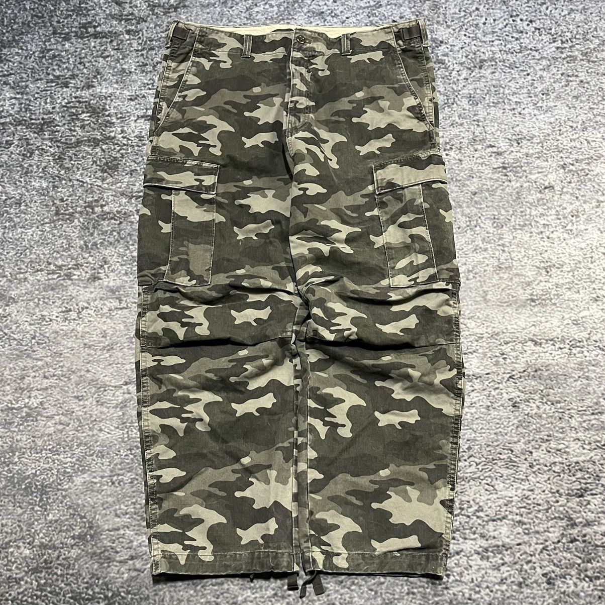 Banana Republic Vintage Banana Republic Camo Cargo Pants 2000s Y2K 38x28 Size US 38 / EU 54 - 1 Thumbnail