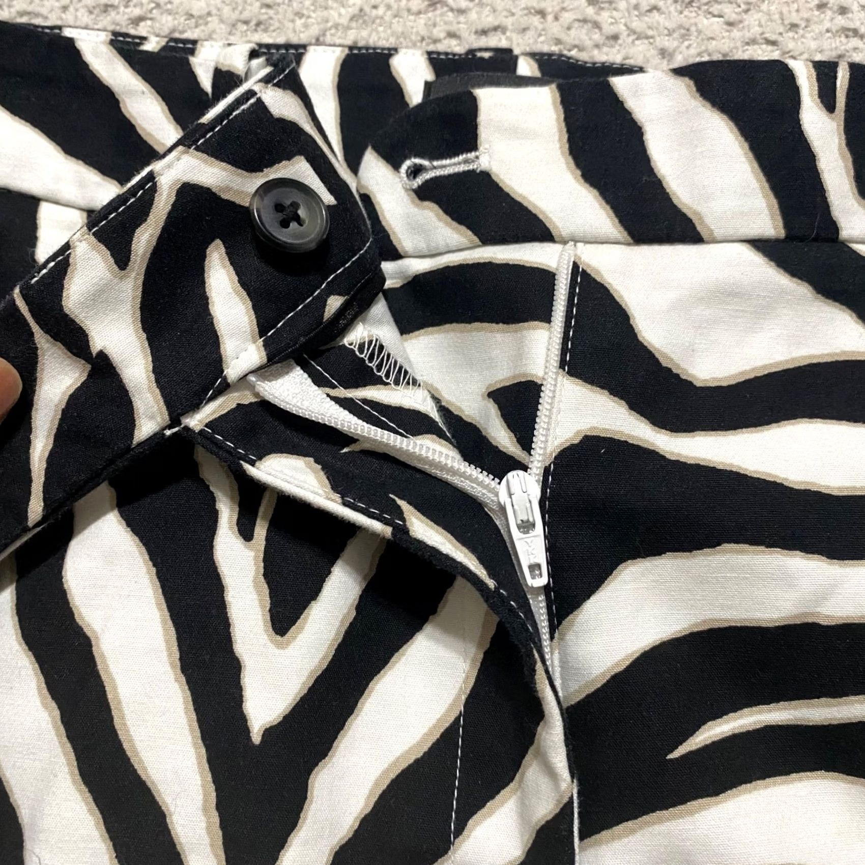 White House Black Market NWT White House Black Market Womens 8 Shorts Gray Chino Zebra Print Inseam 5" Size 30" / US 8 / IT 44 - 5 Thumbnail