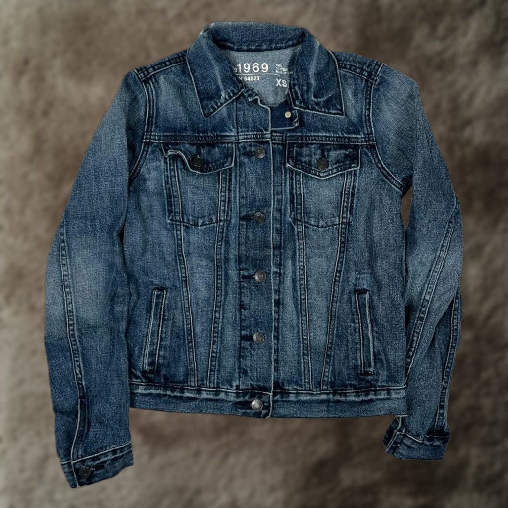 Gap VINTAGE Gap 1969 Jeans Jacket Womens XS Blue Denim Trucker Button Front Distressed Jacket Size 26" / US 2 / IT 38 - 1 Thumbnail