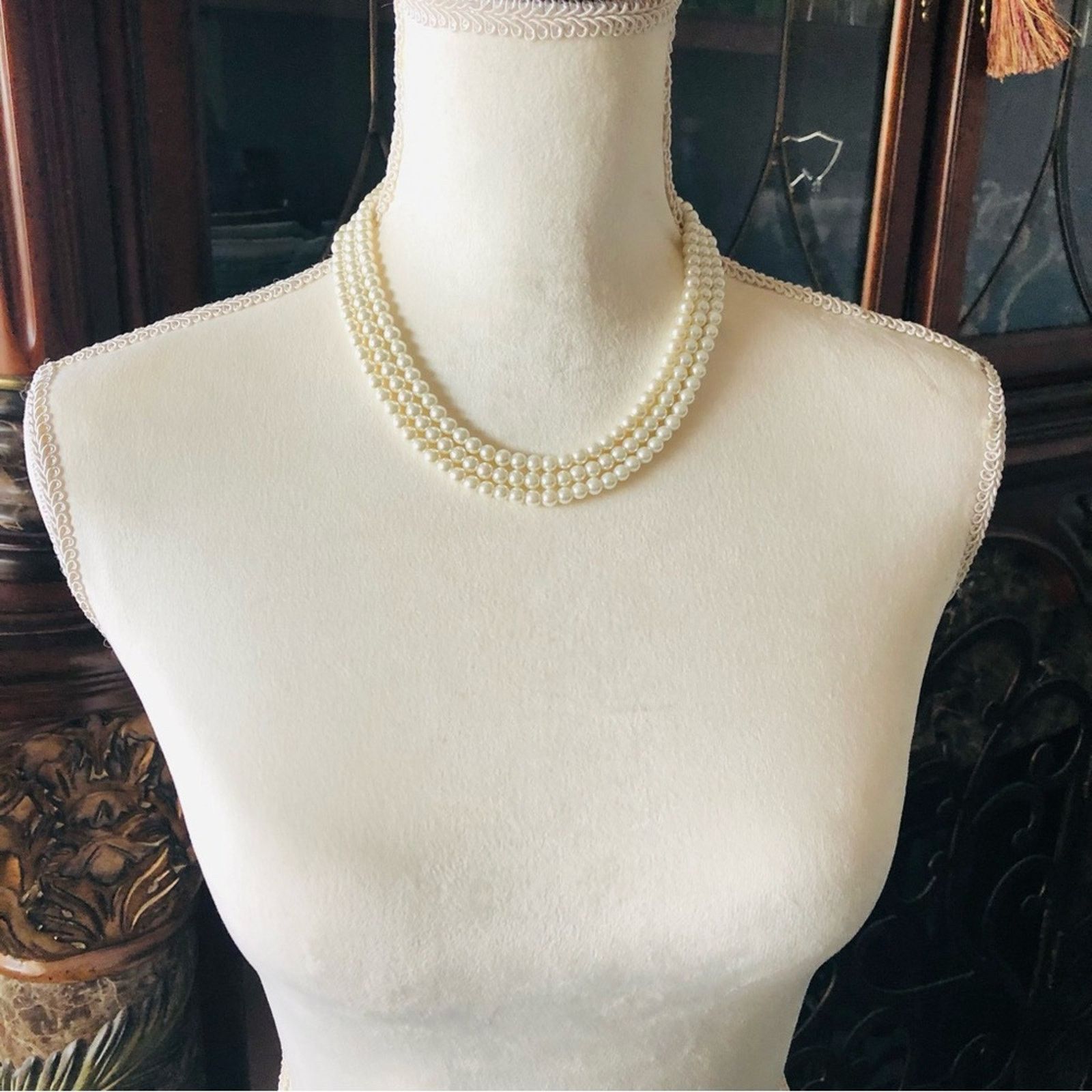 Vintage Vintage Feinberg triple strand white glass pearl necklace Size ONE SIZE - 7 Thumbnail