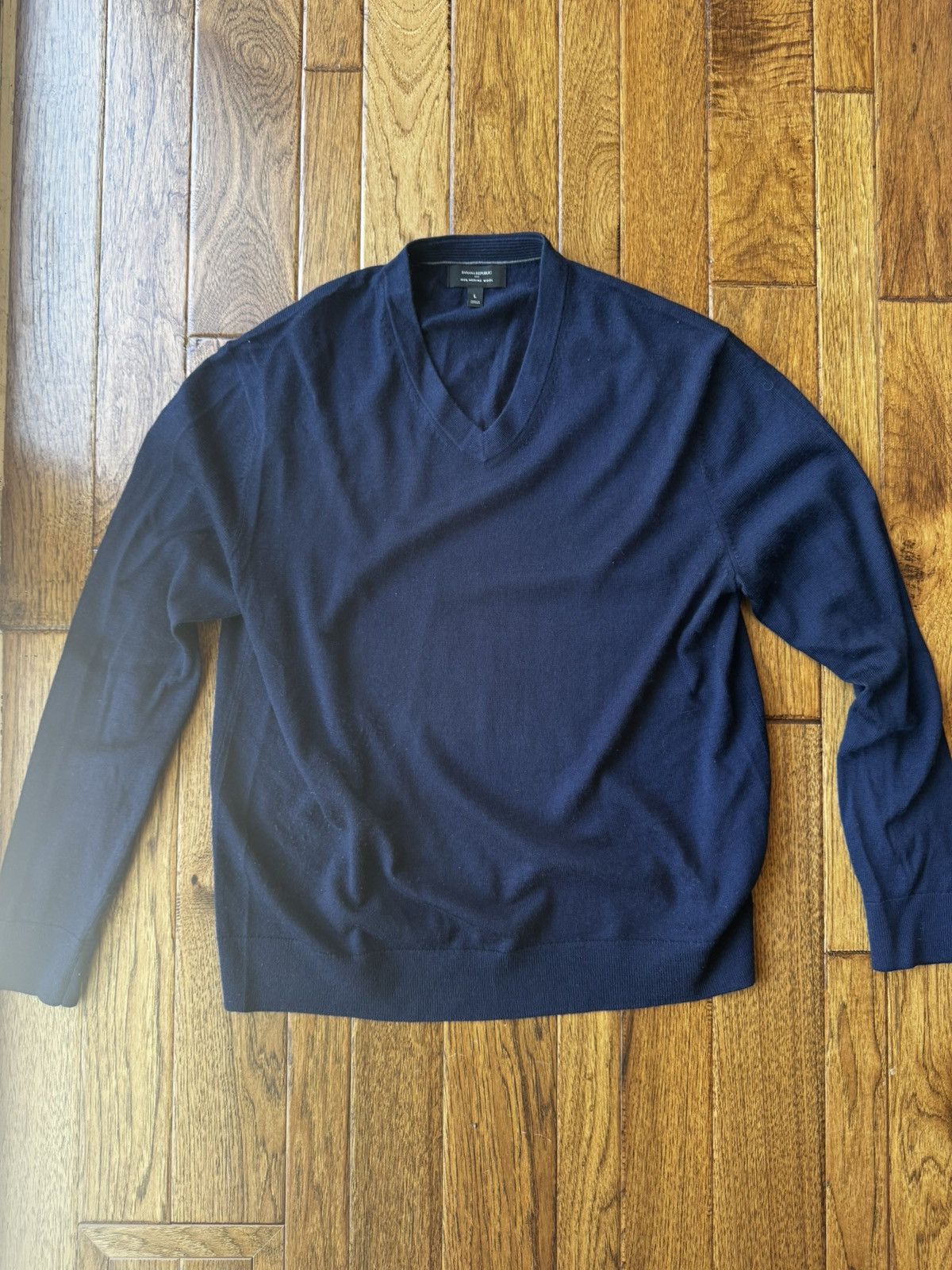 Banana Republic L Banana Republic Navy V Neck Merino Wool Sweater Size US L / EU 52-54 / 3 - 1 Thumbnail