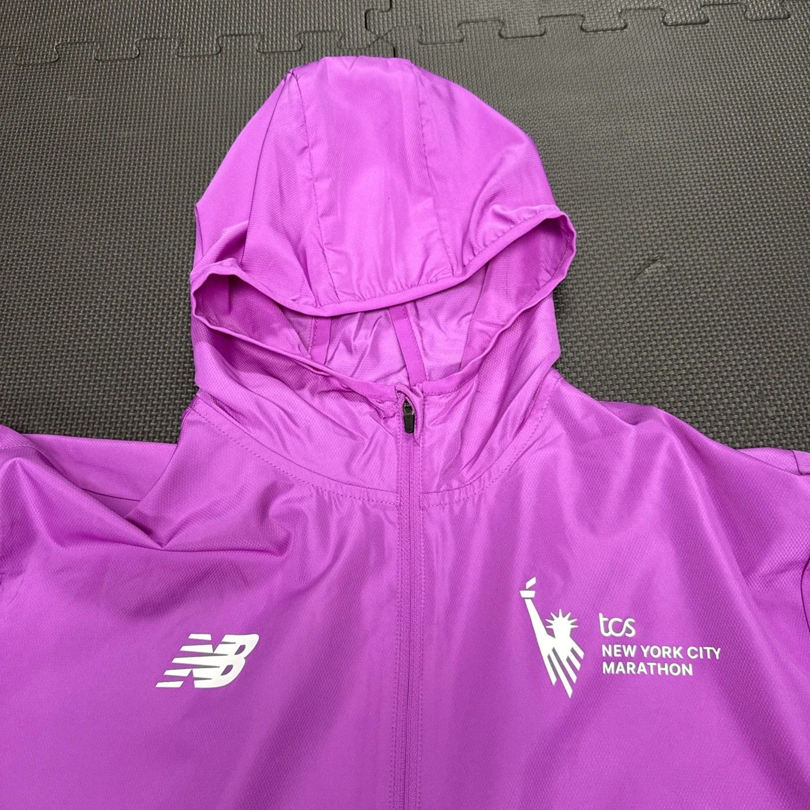Only NY NYC New York 2025 New Balance MARATHON Volunteer Jacket Size US M / EU 48-50 / 2 - 4 Thumbnail