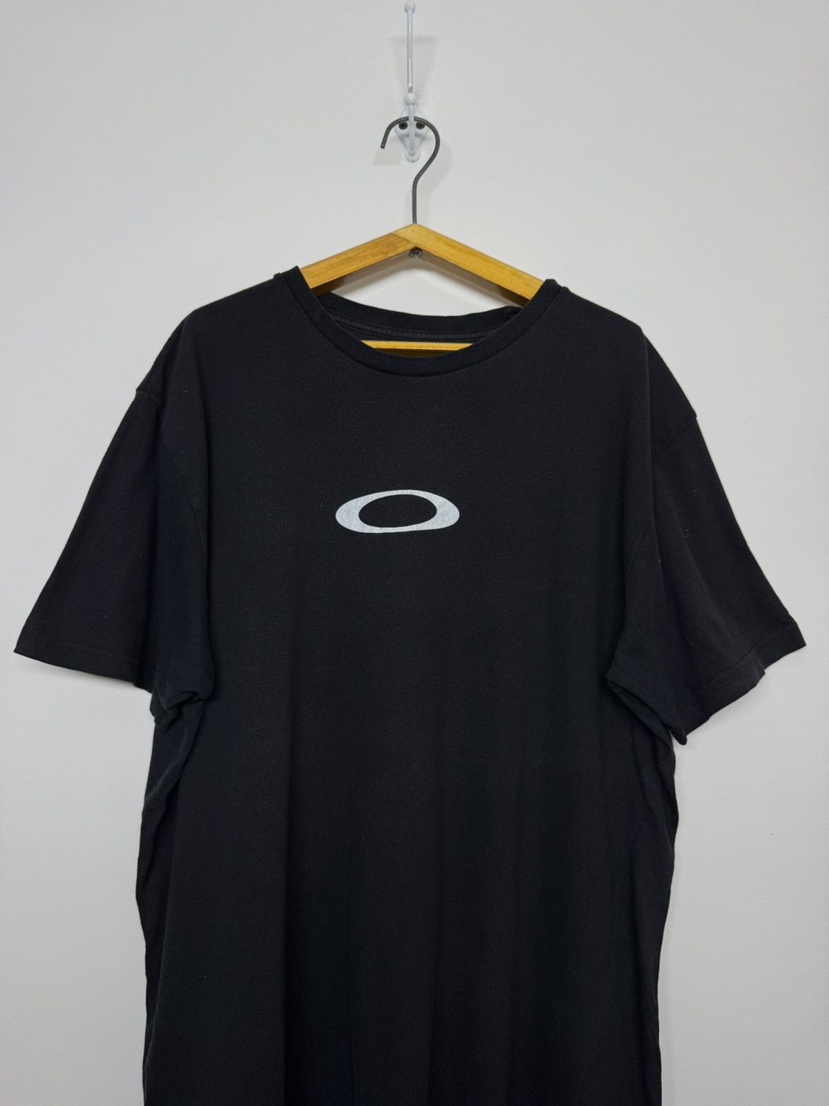 Oakley Vintage OAKLEY Center Logo T Shirt Hype Rare Gorpcore Size US L / EU 52-54 / 3 - 1 Thumbnail
