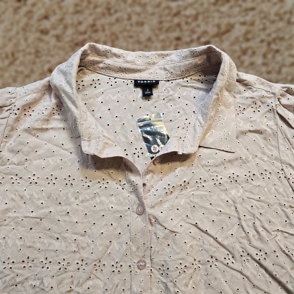 Torrid Torrid Shirt Women 3X Beige Eyelet Lace Button 3/4 Sleeve Shirred Back Casual Blouse Size XXL / US 16-18 / IT 52-54 - 1 Thumbnail