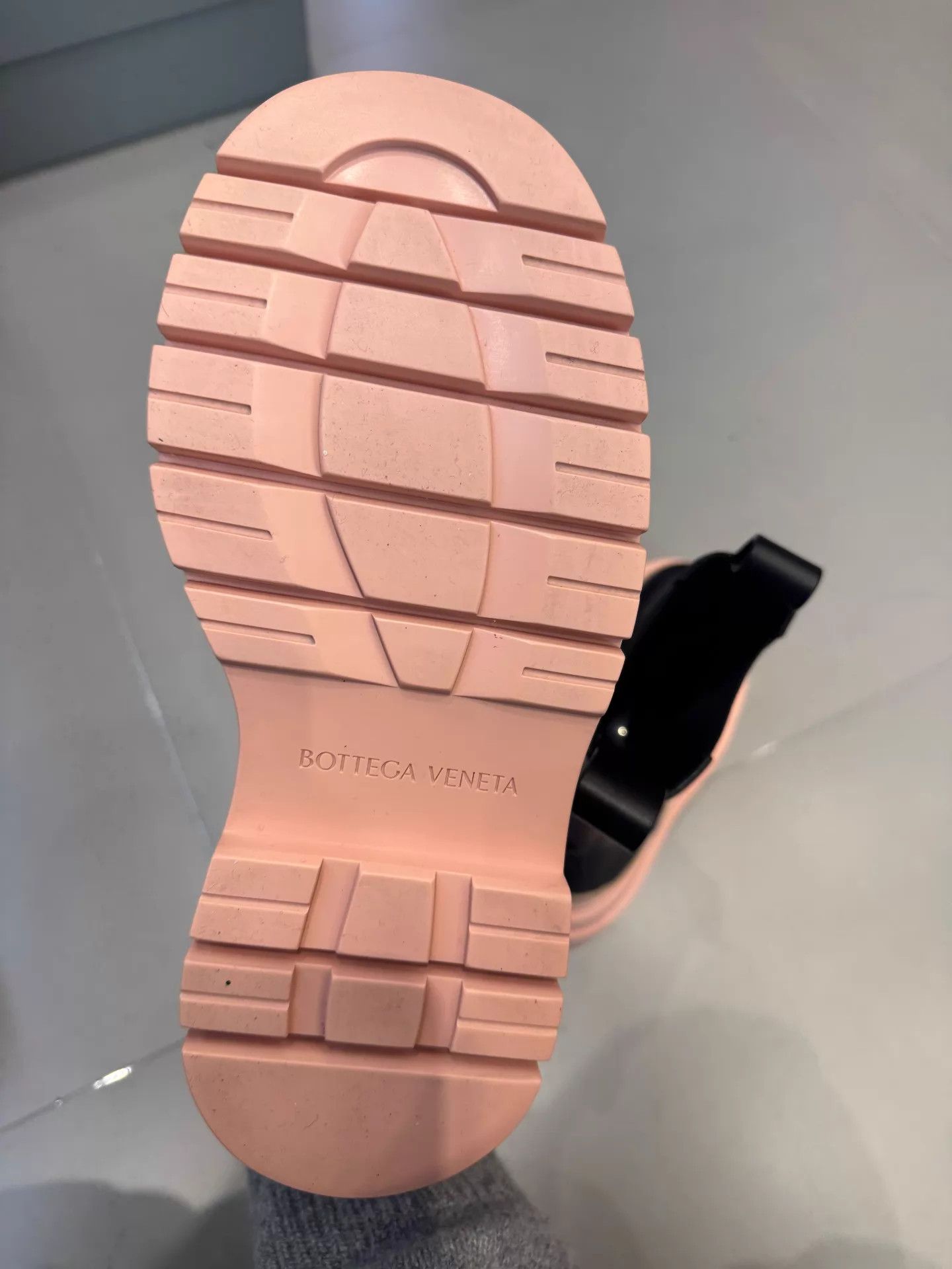 Bottega Veneta Bottega Veneta Chelsea boots women's black pink sole 36 EU Size US 5.5 / IT 35.5 - 4 Thumbnail