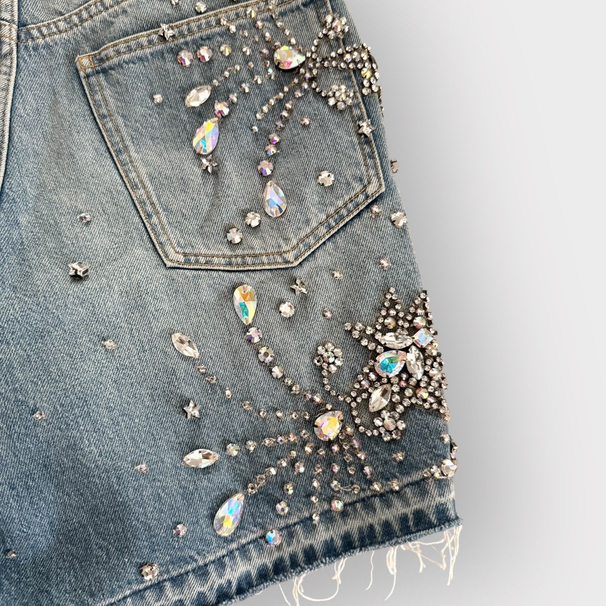 Gucci STEAL! Gucci Blue Stud Embellished Denim Shorts (30) Size US 30 / EU 46 - 6 Thumbnail
