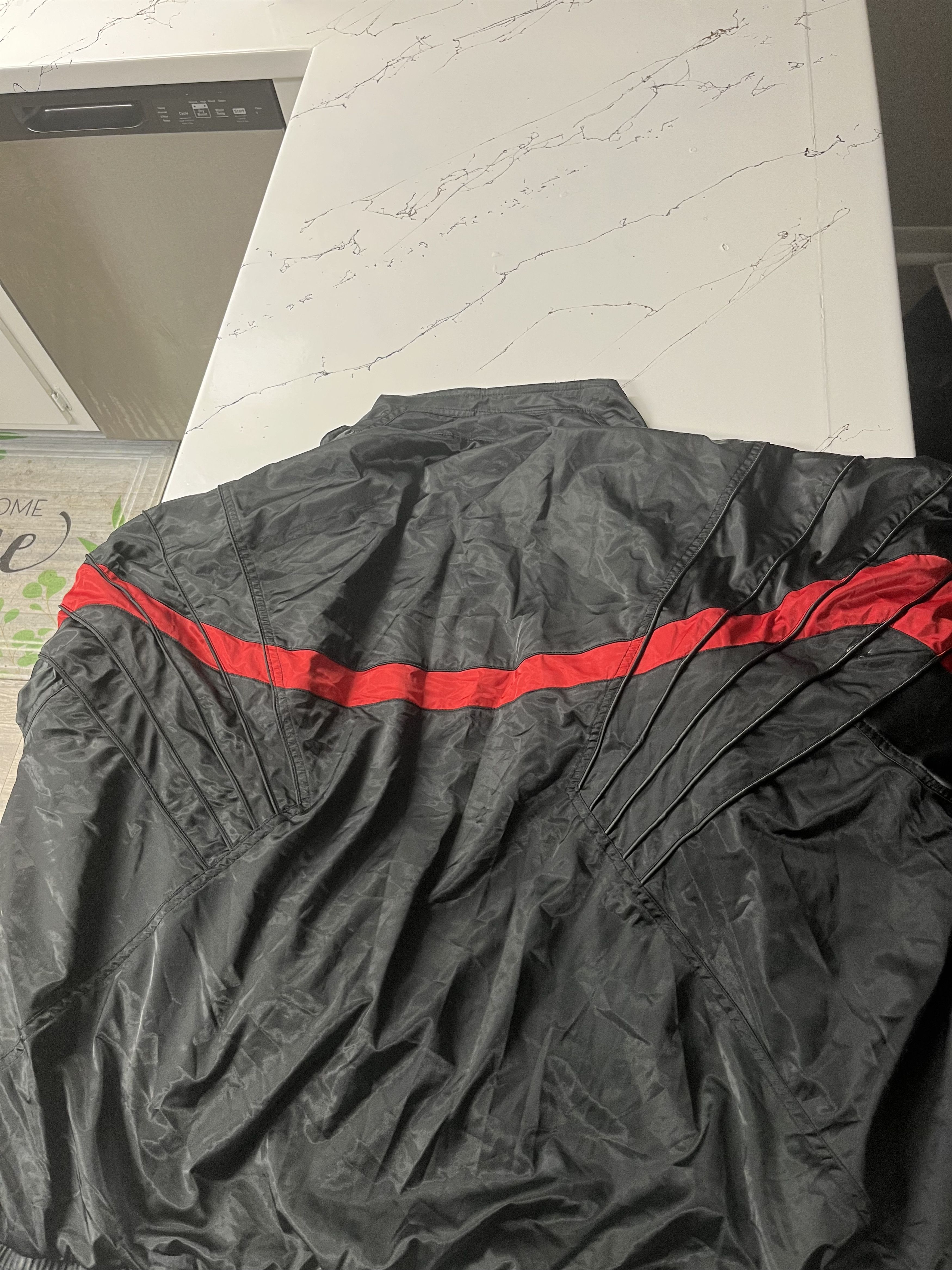 Jordan Brand vintage red & black air jordan nike mens windbreaker jacket Size US XXL / EU 58 / 5 - 3 Thumbnail