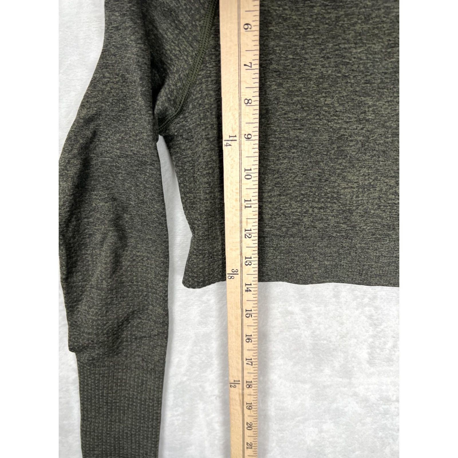 Gymshark Gymshark Shirt Womens Medium Green Seamless Long Sleeve Crop Top Athletic Size M / US 6-8 / IT 42-44 - 4 Thumbnail