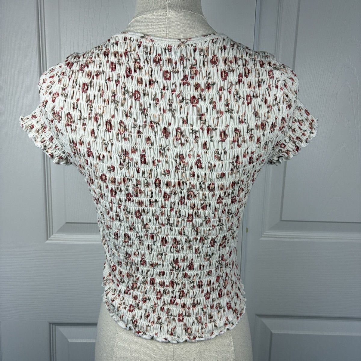 Hollister Hollister white floral shirred baby tee Size M / US 6-8 / IT 42-44 - 2 Thumbnail