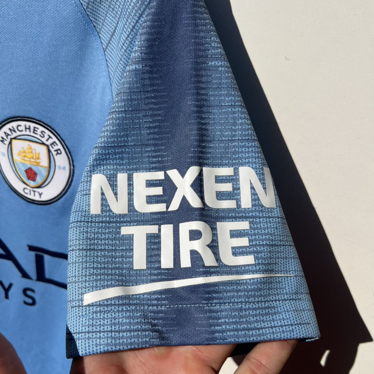 Nike MANCHESTER CITY 2018 2019 FOOTBALL SHIRT SOCCER JERSEY NIKE Size US S / EU 44-46 / 1 - 2 Thumbnail