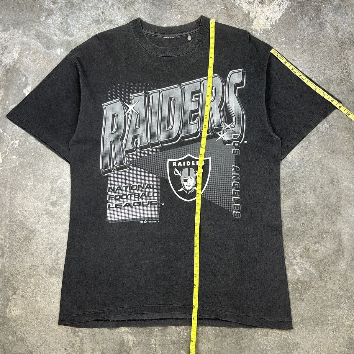 NFL × Vintage 1990s Raiders Thrashed T-Shirt Size US L / EU 52-54 / 3 - 8 Thumbnail