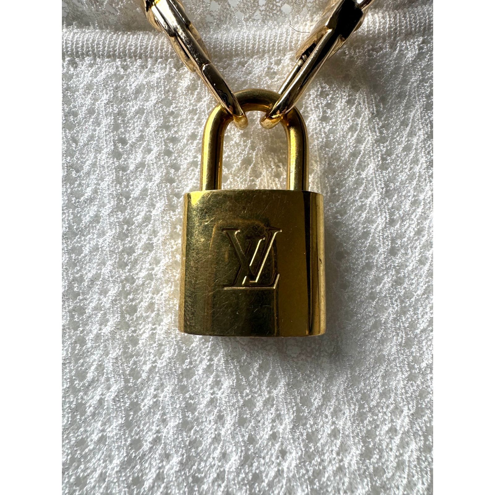 Louis Vuitton Louis Vuitton LV 301 Lock With Key on Unbranded Necklace Size ONE SIZE - 2 Thumbnail
