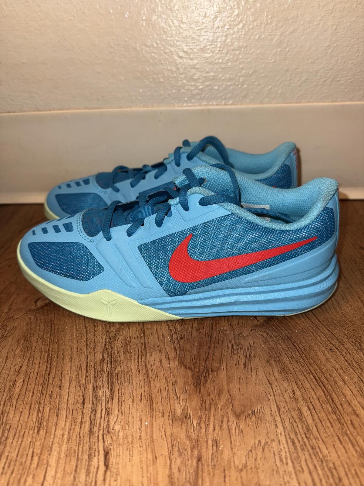 Nike Nike Kobe Mentality Clear Water (Gs) Size US 5 / EU 37 - 3 Thumbnail